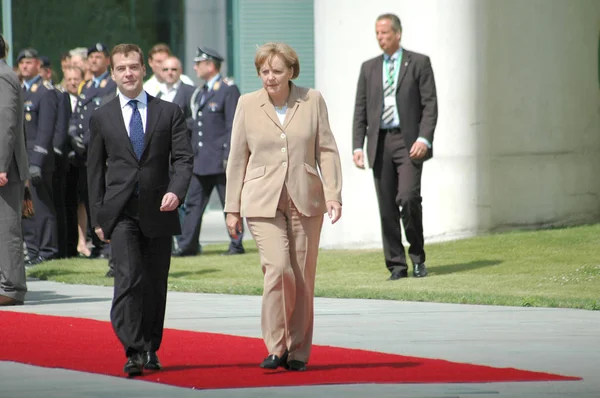 Dmitrij Miedwiediew (Dmitri Medwedew) i Angela Merkel — Zdjęcie stockowe