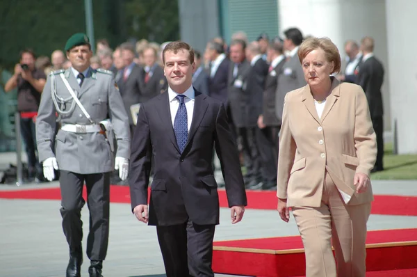 Dmitri medwedew (dmitri medwedew) und angela merkel — Stockfoto