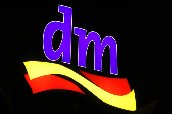 Logo der Marke "dm", Berlin. — Stockfoto