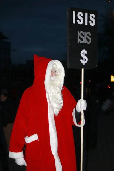 Kerst man met 'Isis' poster — Stockfoto