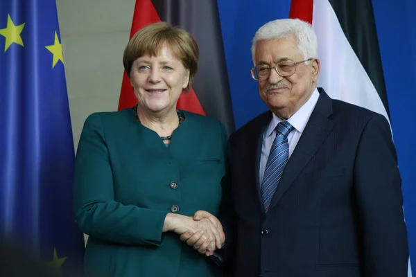 Angela merkel und mahmud abbas — Stockfoto