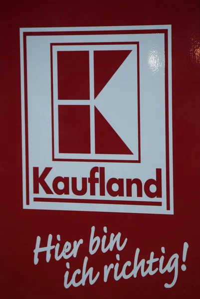 브랜드 "Kaufland", 베를린의 로고. — 스톡 사진
