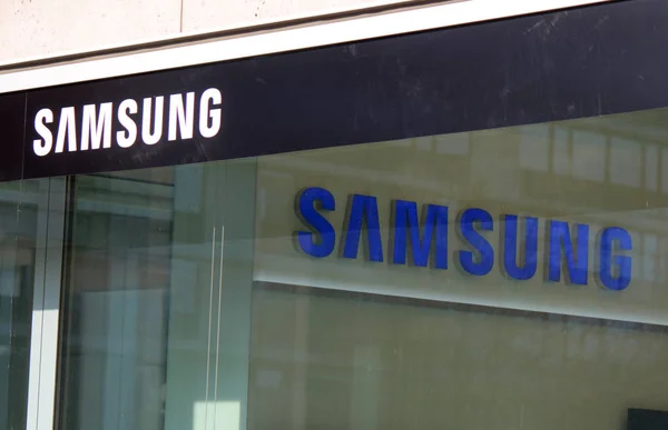 Логотип бренда "Samsung", Берлин — стоковое фото