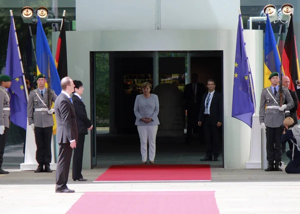 Angela Merkel - Reception with military honors — Stock Photo, Image