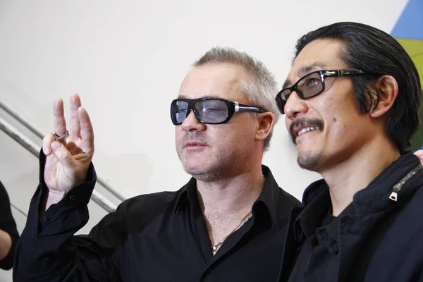 Michael Joo, Damien Hirst at the opening of the exhibition — Stock Photo, Image