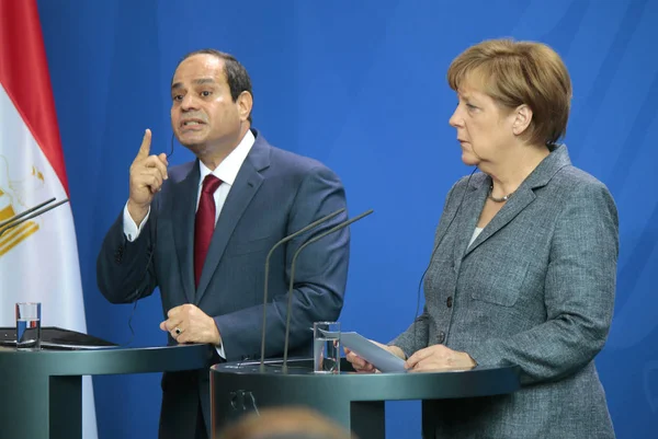 Abdel Fattah el-Sisi y la canciller alemana Angela Merkel — Foto de Stock