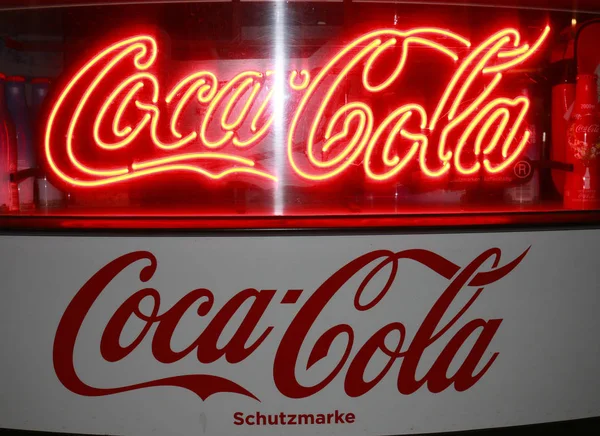 Logo značky "Coca Cola", Berlín. — Stock fotografie