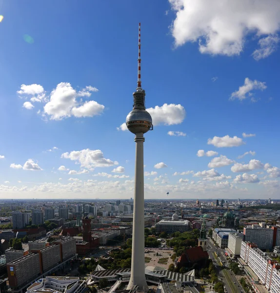 Die skyline von berlin-mitte mit dem fernsehturm" — Stockfoto