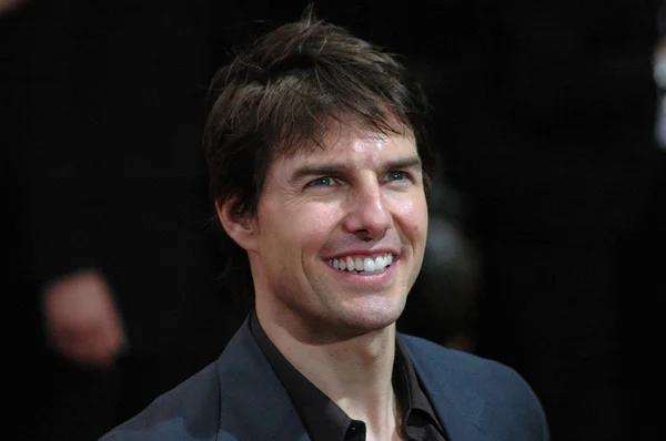Tom Cruise olha para a câmera — Fotografia de Stock