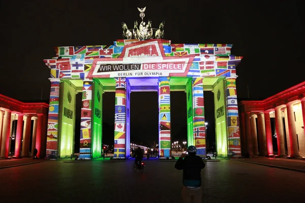 Colorida campaña para la aplicación de Berlín a los Juegos Olímpicos en Brandenburger Tor (Puerta de Brandeburgo), Pariser Platz, Berlin-Mitte . — Foto de Stock