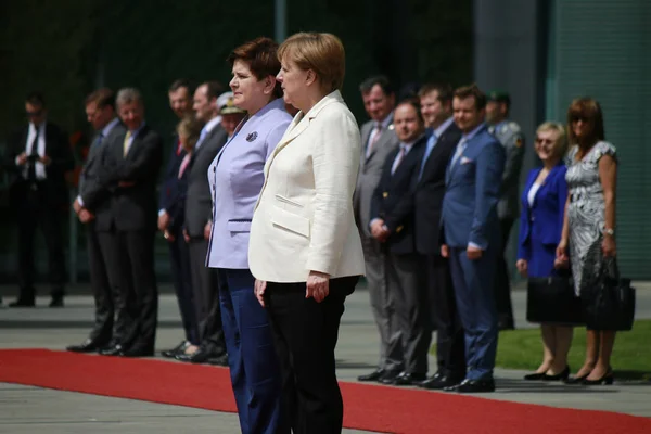 Angela Merkel ve Beata Szydlo bir resepsiyonda — Stok fotoğraf