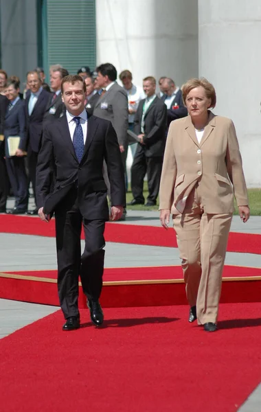 Dmitri medwedew (dmitri medwedew) und angela merkel — Stockfoto