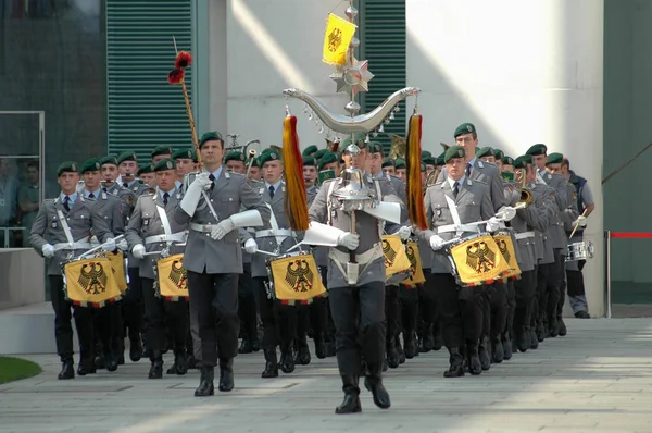 Militärische Ehren im Kanzleramt in Berlin — Stockfoto
