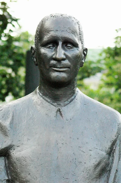 Bert Brecht frente al Berlin Ensemble — Foto de Stock