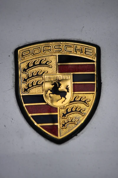 Λογότυπο της σπορ αυτοκίνητο παραγωγός «Porsche», Βερολίνο. — Φωτογραφία Αρχείου