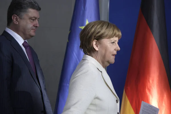 Канцлер Німеччини Ангела Меркель і Президент України Петро Порошенко — стокове фото