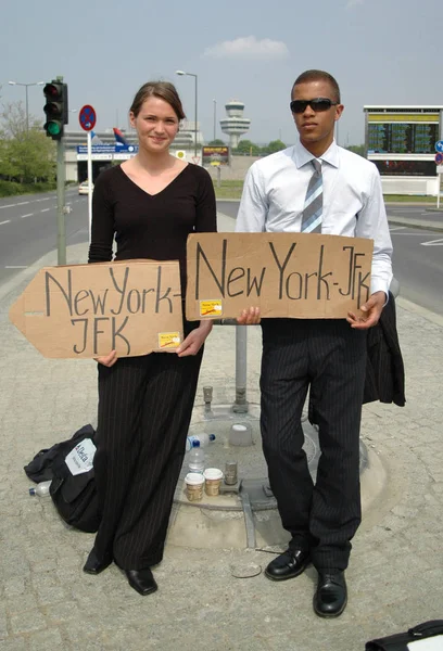 Μοντέλα ενεργεί ως hitchhikers»" — Φωτογραφία Αρχείου