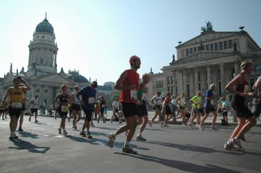 Gendarmenmarkt, Berlin sırasında koşucu