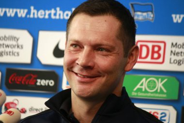 Dostum Dardai bir basın toplantısında