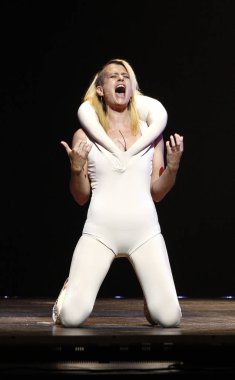 Şeftali (Merril Beth Nisker) theter bir prova