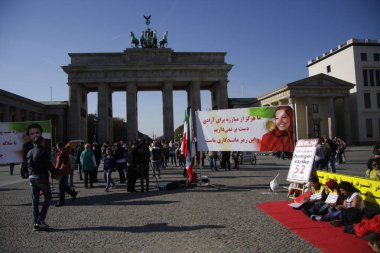 İranlılar Brandenburg Kapısı önünde gösteri