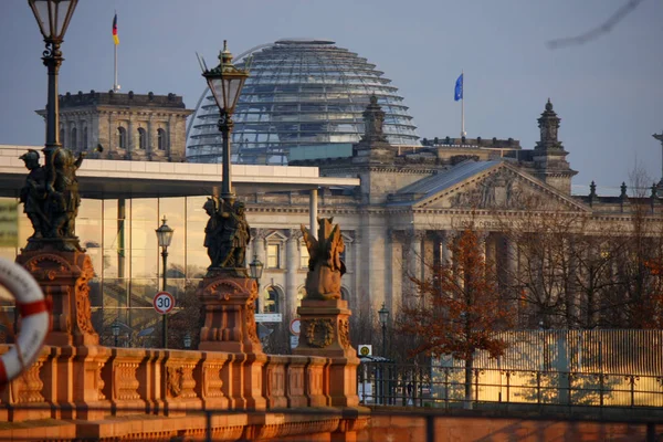 Reichstags budova v berlínské čtvrti Tiergarten. — Stock fotografie
