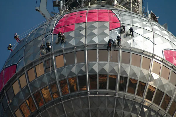 Alpinistas disfarçam o "Fernsehturm" (torre de televisão ) — Fotografia de Stock