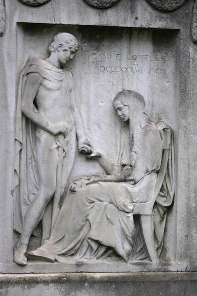 Eski mezarlık Yaylası girişindeki nitelikli anıt