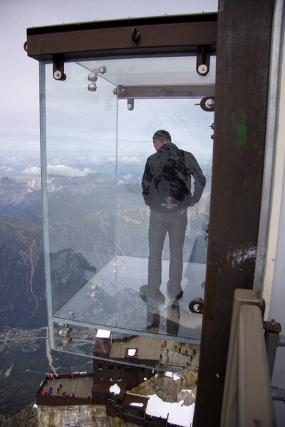 "La Pas dans la Vide "(Шаг в пустоту
) 