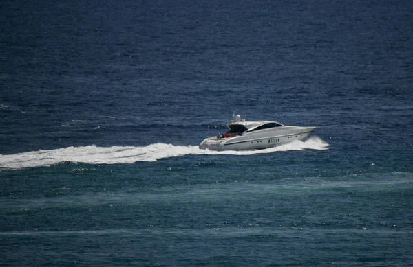ヨットの青緑色の水で — ストック写真