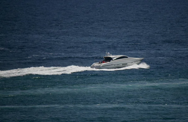 Yacht in the turquoise water — Stock Photo, Image