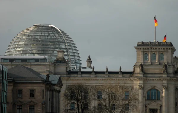 Купол здания Рейхстага в Берлине . — стоковое фото