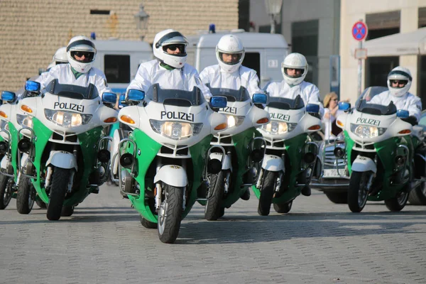 Kortege av emiren av Qatar anländer på Pariser Platz, Berlin. — Stockfoto