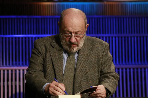 Umberto eco vor einem Leseroman — Stockfoto