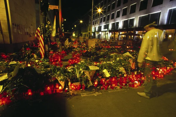 Скорботних і квіти біля США посольстві у Берліні — стокове фото