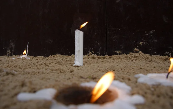 Kerzen am Mahnmal für die Opfer — Stockfoto