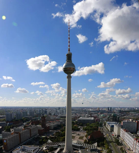 Panorámás kilátás nyílik az Alexanderplatz — Stock Fotó