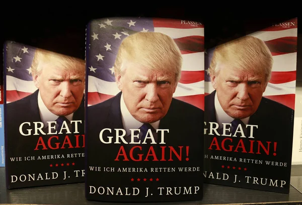 Donald Trumpf auf dem Cover einer Autobiografie — Stockfoto