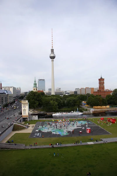 "Fernsehturm "(torre de televisión) en el distrito de Mitte — Foto de Stock