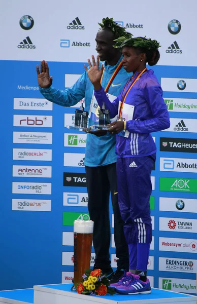 27 DE SEPTIEMBRE DE 2015 - BERLÍN: los ganadores de la maratón de Berlín (competición masculina y femenina): Eliud Kipchoge, Gladys Cherono (Kenia ). — Foto de Stock