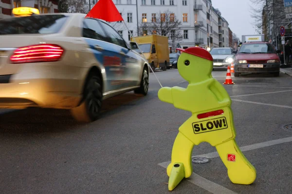 Conduce lento signo — Foto de Stock