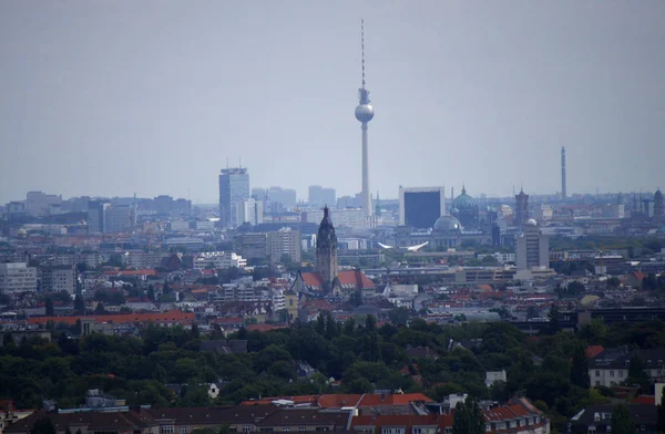 El "Fernsehturm" (torre de televisión ) —  Fotos de Stock