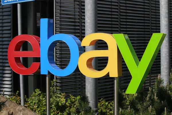 Логотип бренда "EBay ". — стоковое фото