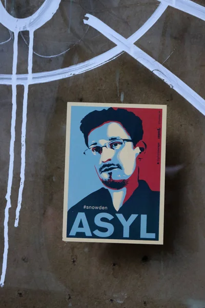 Изображение Эдварда Сноудена на наклейке — стоковое фото