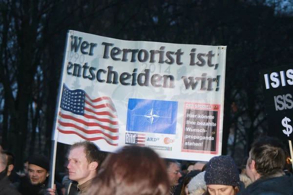 Personas en manifestación contra el terrorismo Fotos De Stock