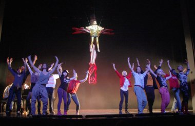 Soğuk Gonzales (Jason Beck), şeftali (Merril Beth Nisker) ve diğerleri