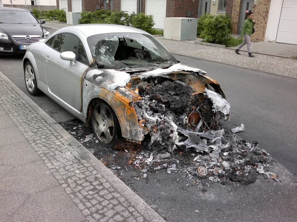 Voiture brûlée dans le quartier des mariages — Photo