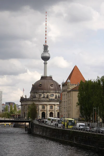 Bode-Museum, de "Fernsehturm" (TV-toren) — Stockfoto