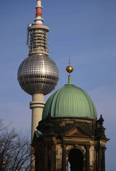 La parte superior de la Catedral de Berlín y la torre de televisión — Foto de Stock