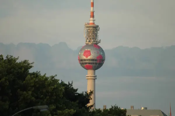 "Fernsehturm "(torre de televisão) na Mitte — Fotografia de Stock